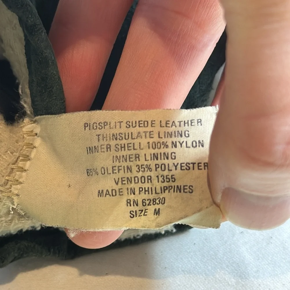 Vintage Land’s End green pig split suede gloves. Manmade lining. Women’s M.